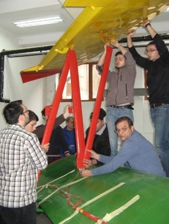 Imagini (selecție) din timpul reasamblării aeronavei sub coordonarea unei echipe de tehnicieni de la AEROSTAR Bacău Imagini (selecție) din timpul reasamblării aeronavei sub coordonarea unei echipe de tehnicieni de la AEROSTAR Bacău