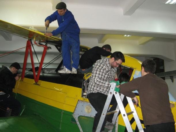 Imagini (selecție) din timpul reasamblării aeronavei sub coordonarea unei echipe de tehnicieni de la AEROSTAR Bacău